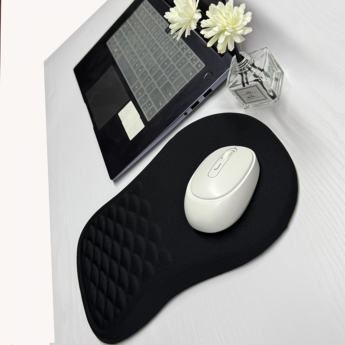 ComfortGrip Ergonomic Mouse Pad – Support and Grip for Every Workday