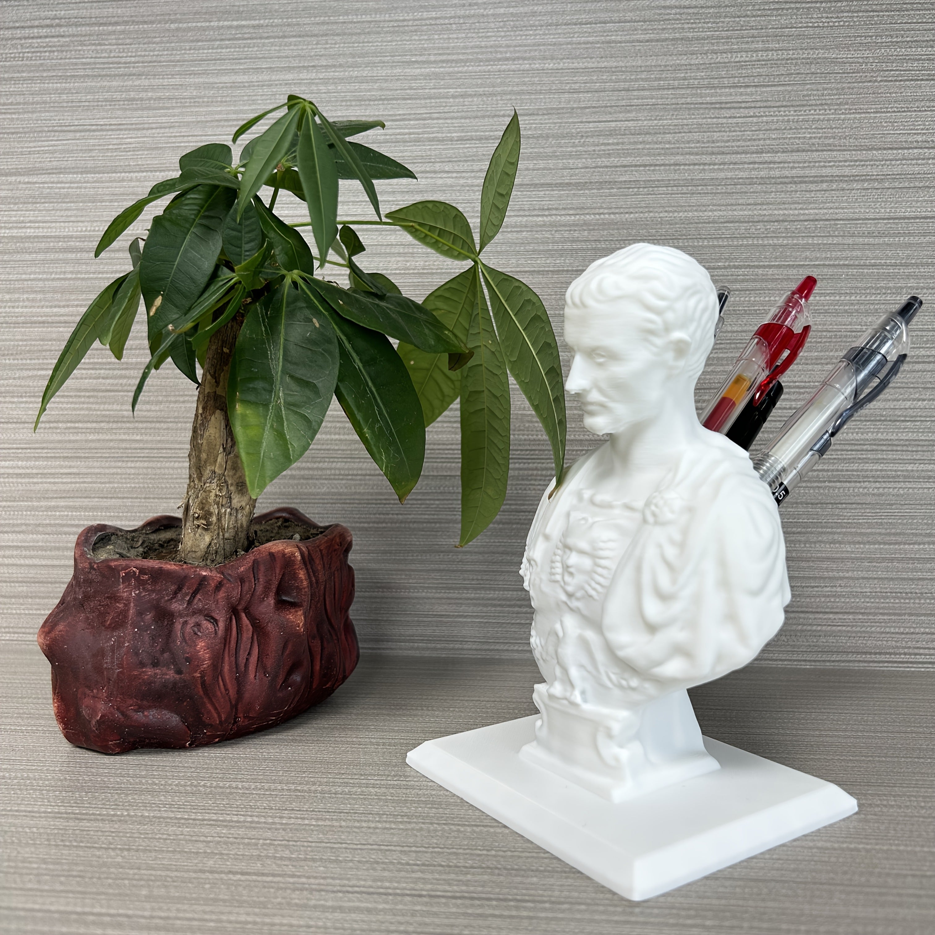 Caesar's Quill – Creative Julius Caesar Pen Holder