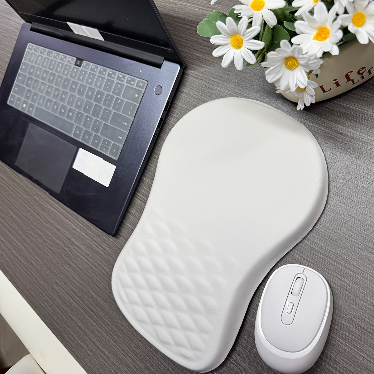 ComfortGrip Ergonomic Mouse Pad – Support and Grip for Every Workday