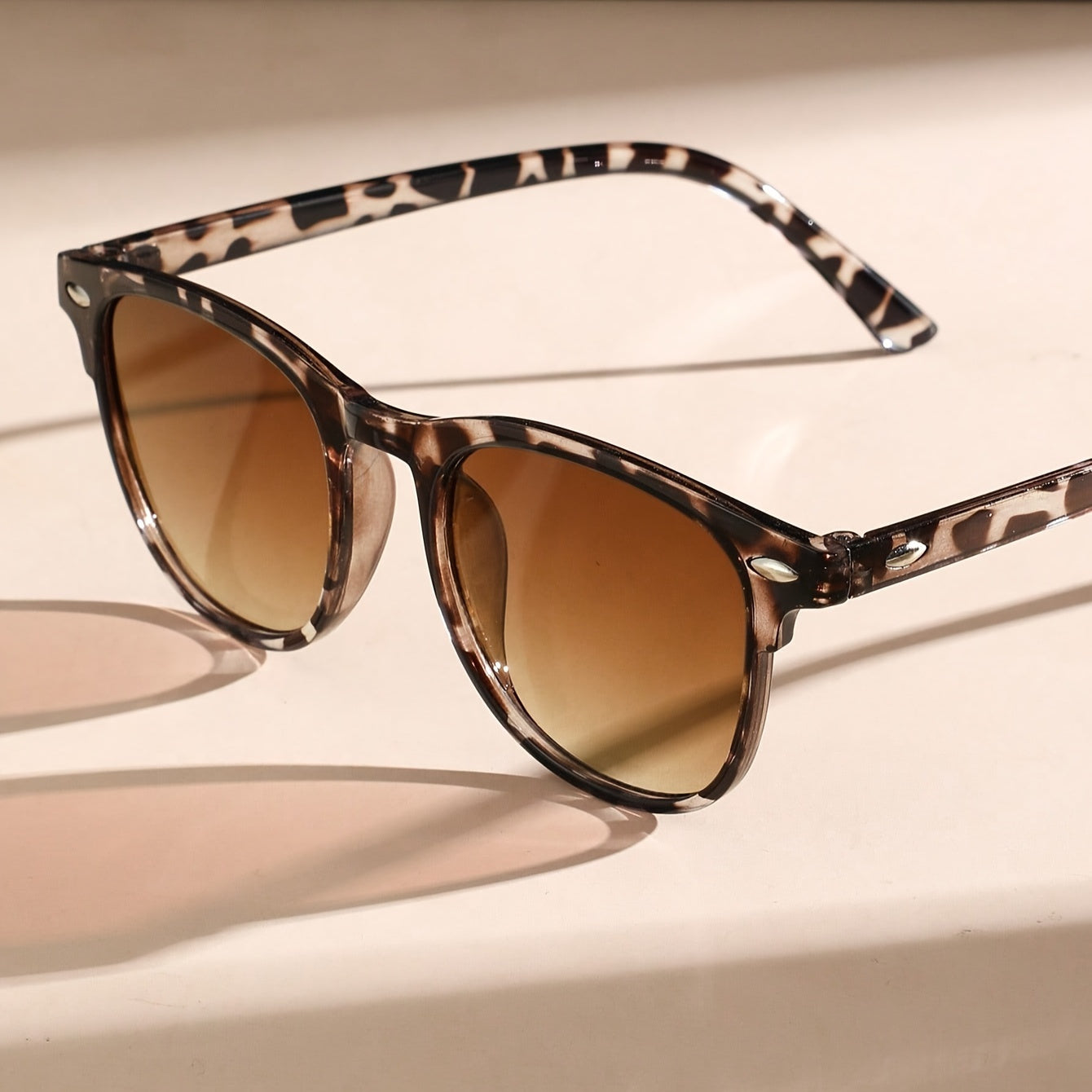 Trendy Retro Sunglasses for Men and Women – Tortoiseshell Design for Beach and Vacations