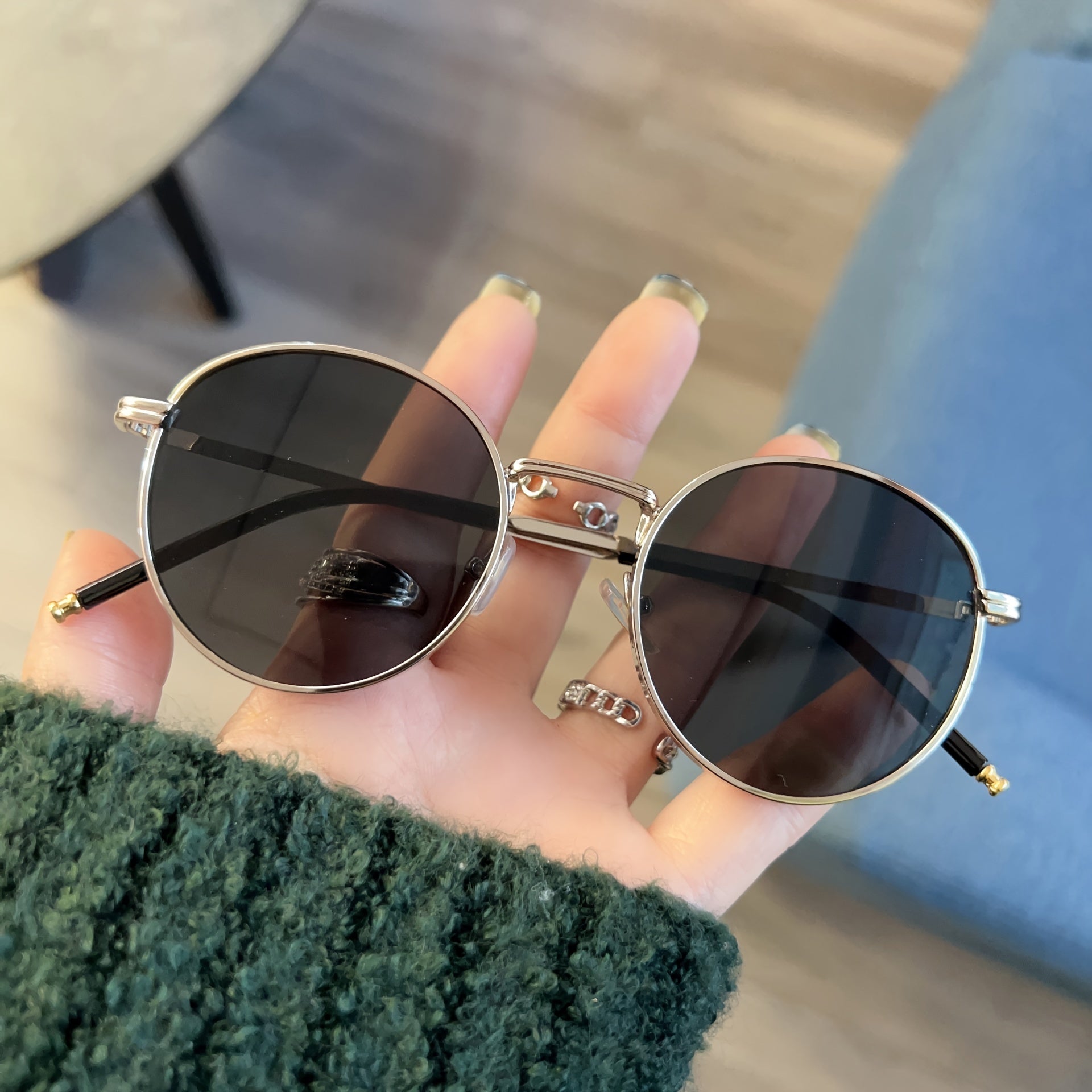 Vintage Round Sunglasses for Women – Retro Design with Metal and Plastic for Any Occasion