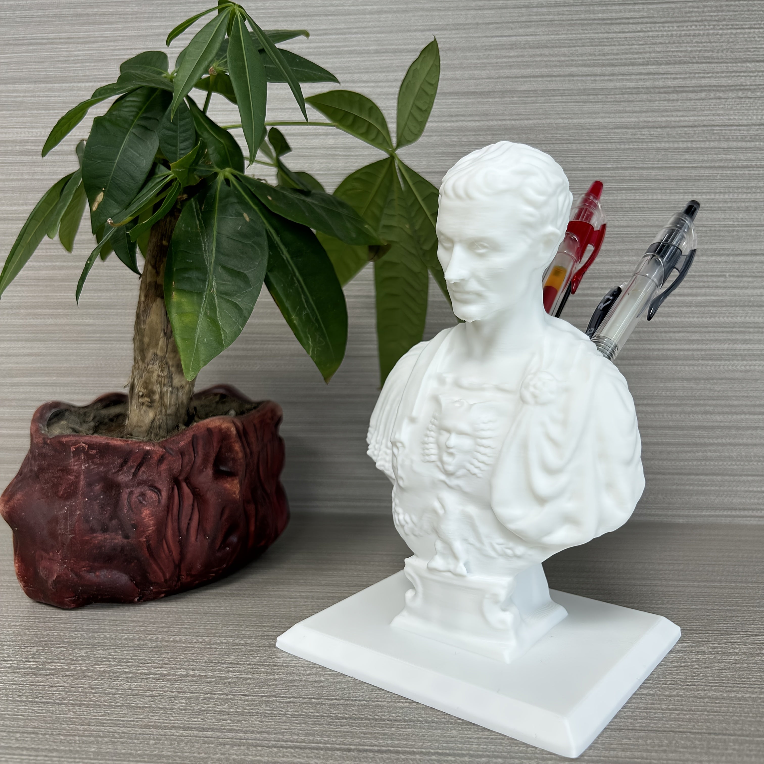 Caesar's Quill – Creative Julius Caesar Pen Holder