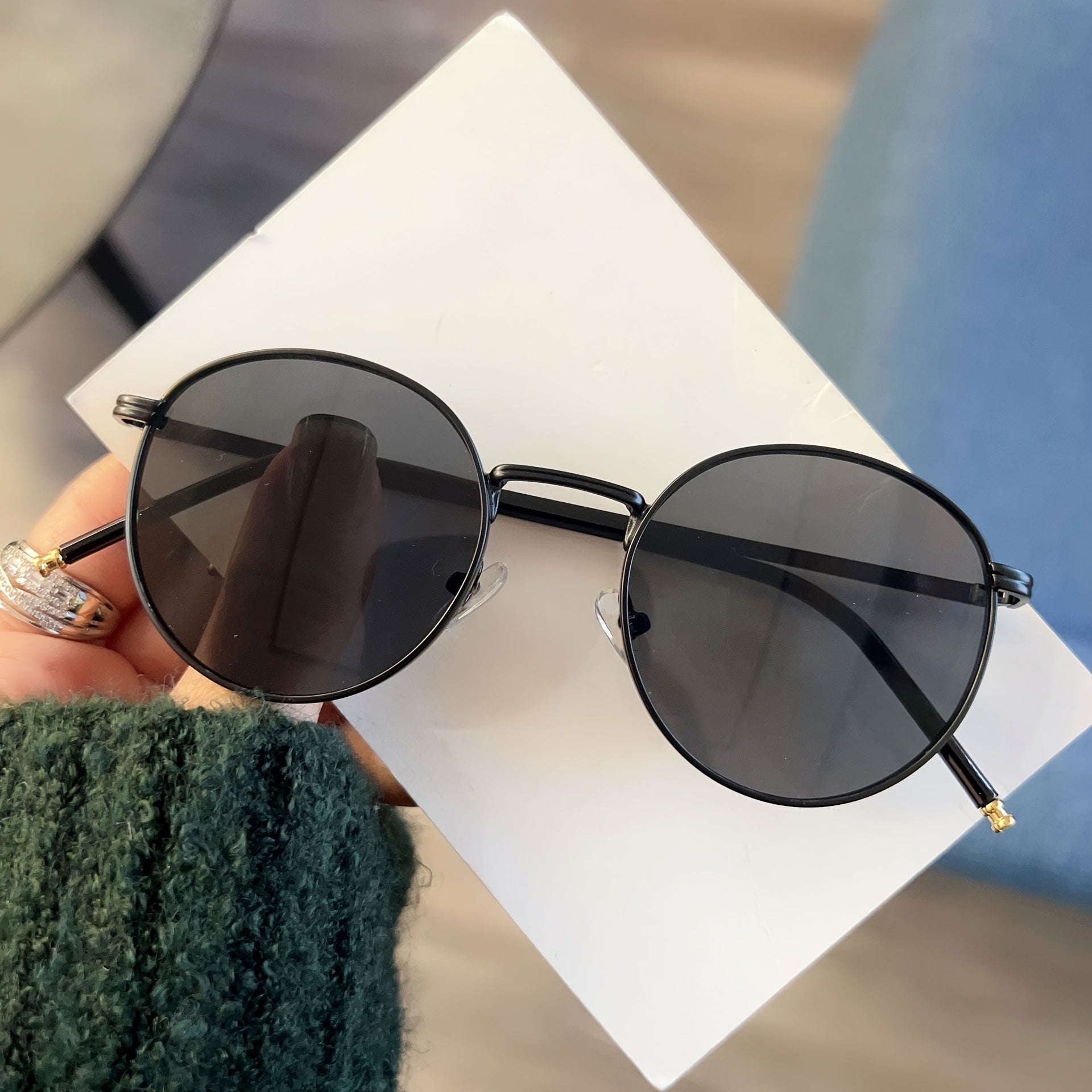Vintage Round Sunglasses for Women – Retro Design with Metal and Plastic for Any Occasion