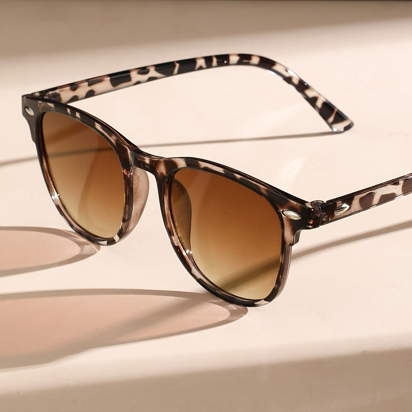 Trendy Retro Sunglasses for Men and Women – Tortoiseshell Design for Beach and Vacations