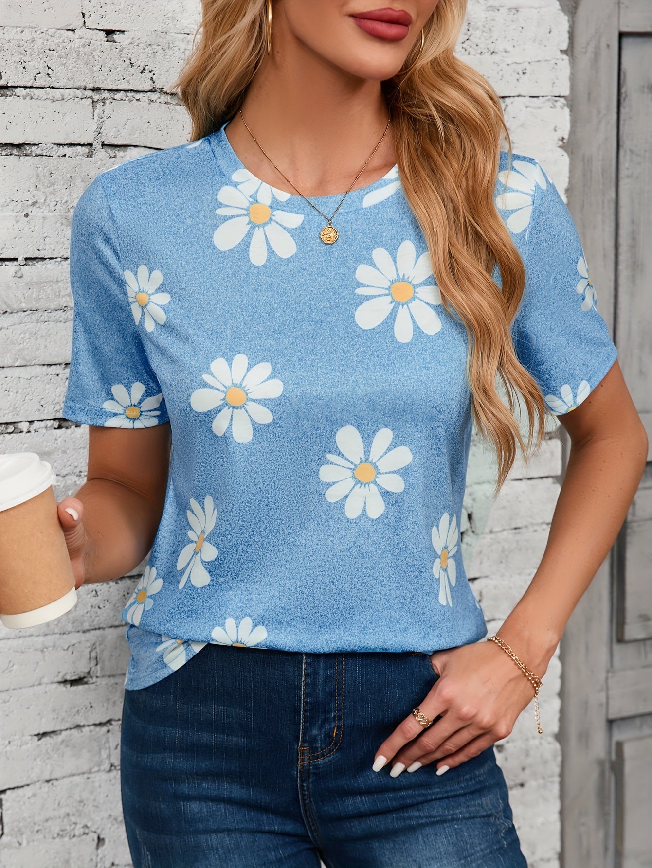 Daisy Floral Print Crewneck T-Shirt – Casual and Breathable for Spring and Summer