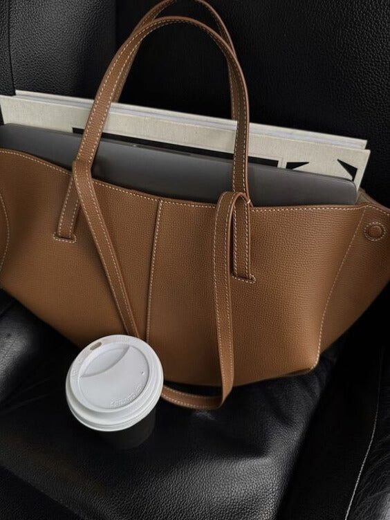 Elegance Tote – Luxe Women's Handbag with Ample Storage Options