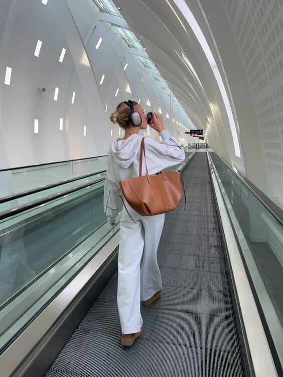 Elegance Tote – Luxe Women's Handbag with Ample Storage Options