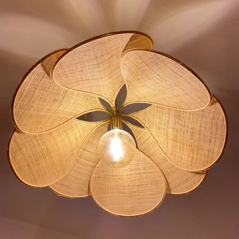 Flower-Shaped Pendant Light – Natural Design and Atmospheric Lighting