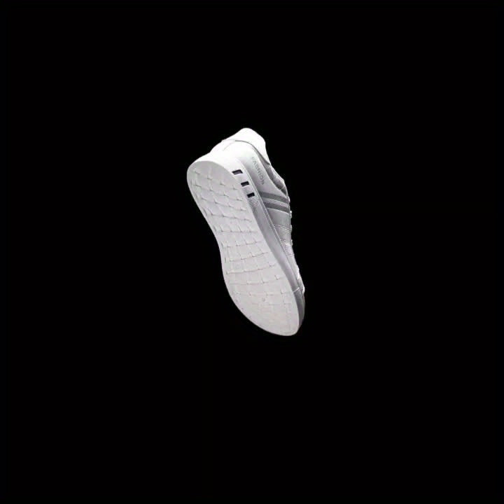 Lace-up Sneakers for Men – Striped Design and Excellent Grip for Athletic Activities
