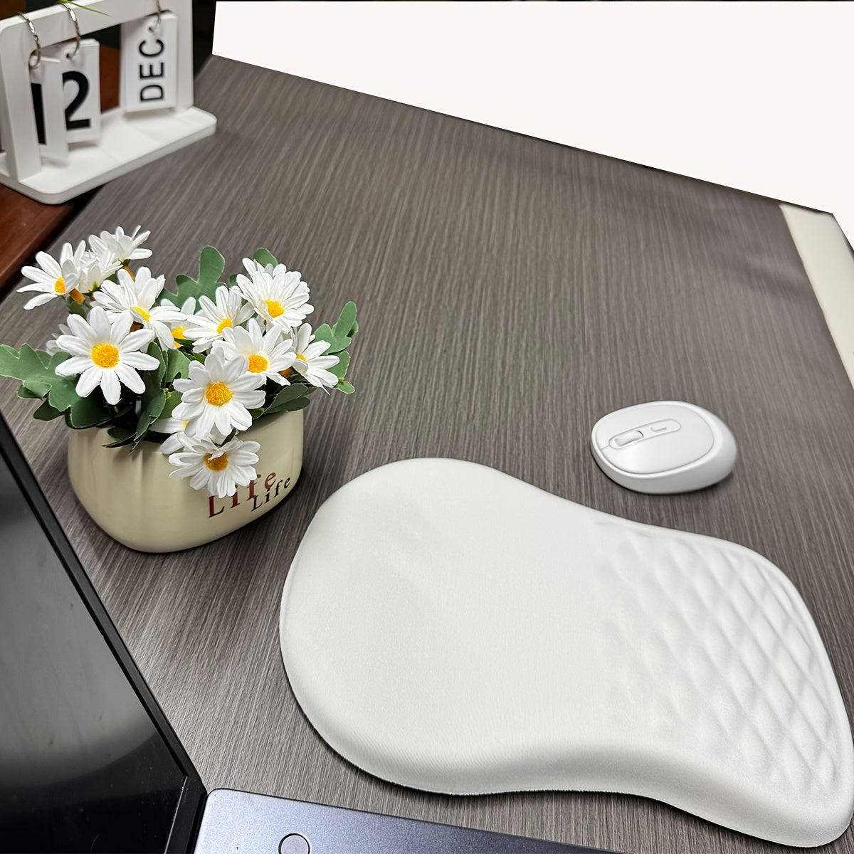 ComfortGrip Ergonomic Mouse Pad – Support and Grip for Every Workday