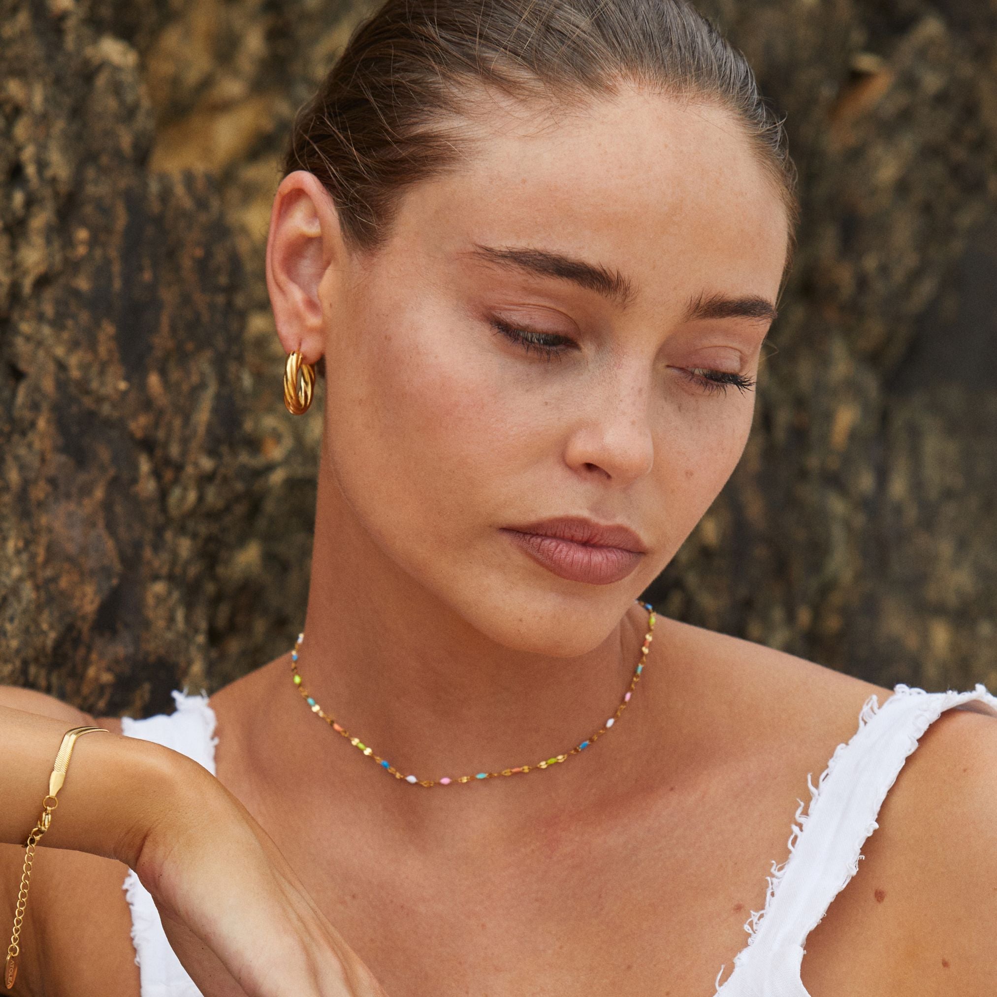Soléna Choker – Subtle Colourful Elegance with Refined Details