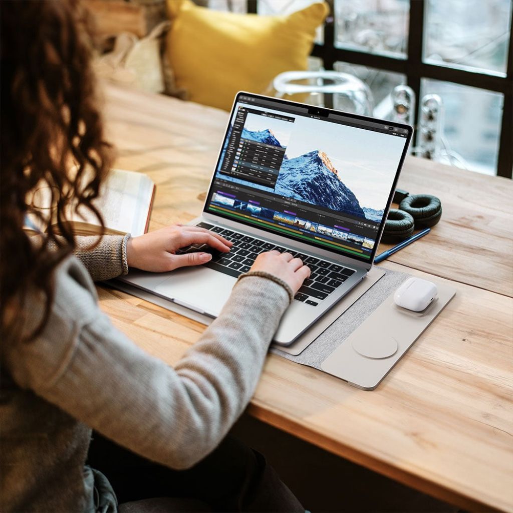 PowerDesk Sleeve – Slim Laptop Case with Wireless Charging Function