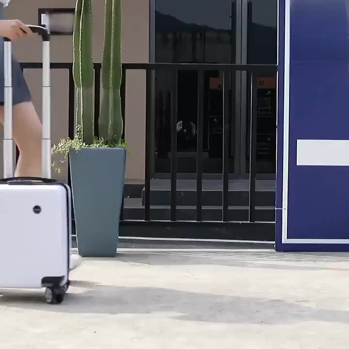 Trendy Suitcase with 4 Wheels – Lightweight and Durable for Your Adventures