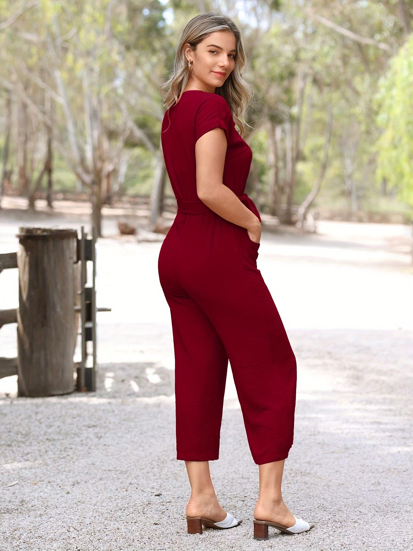 Elegant Button-Front V-Neck Jumpsuit – Short Sleeves and Belt for Spring and Summer