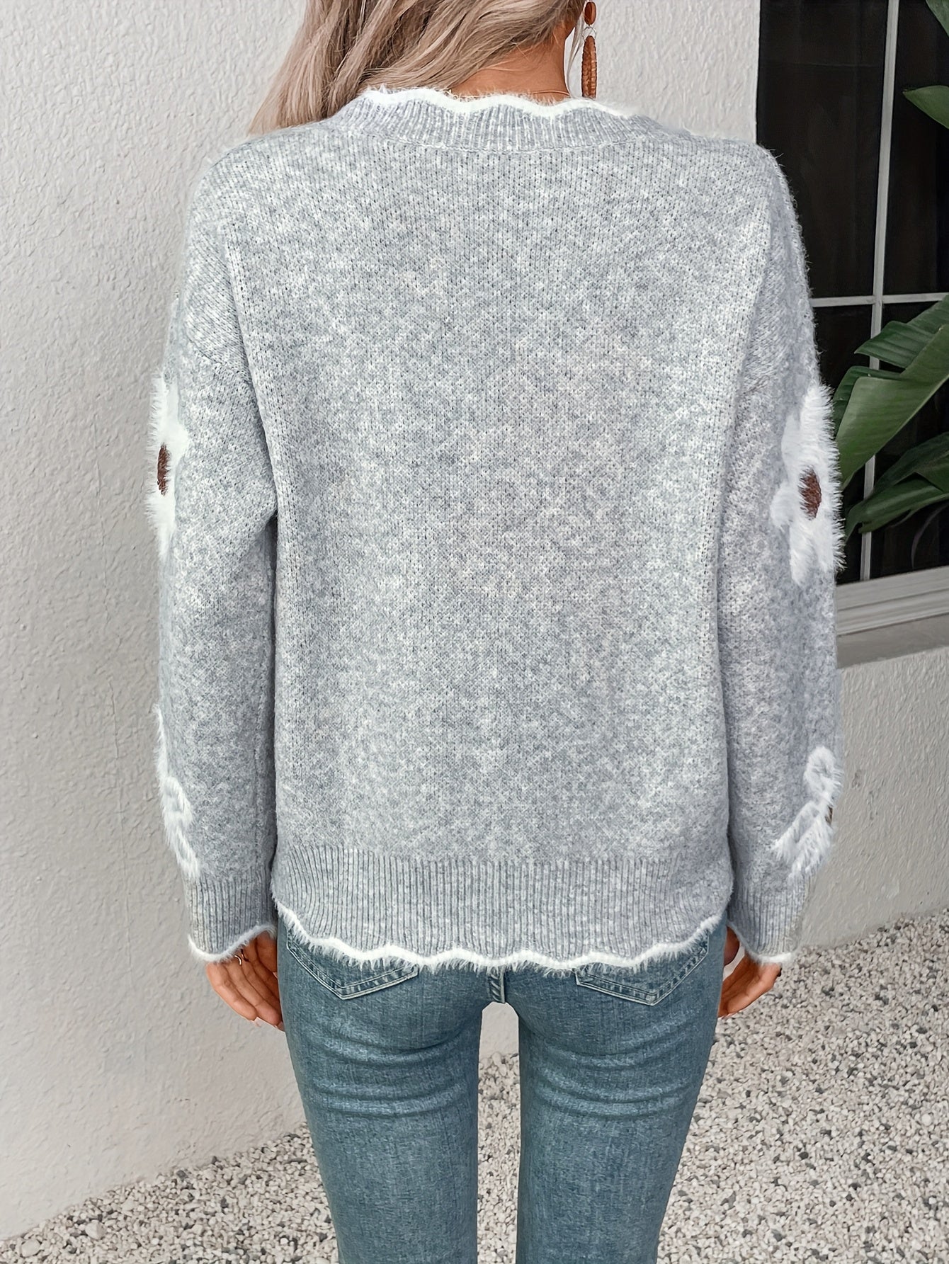 Elegant Floral Sweater with V-Neck – Perfect for Spring and Autumn