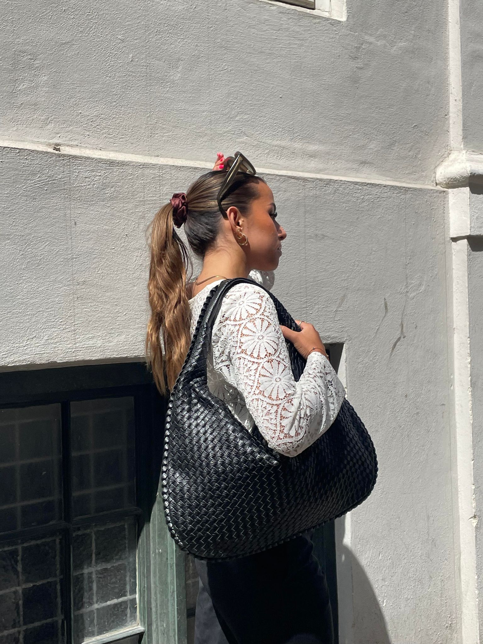 Chic Woven Shoulder Bag - For an Elegant Look