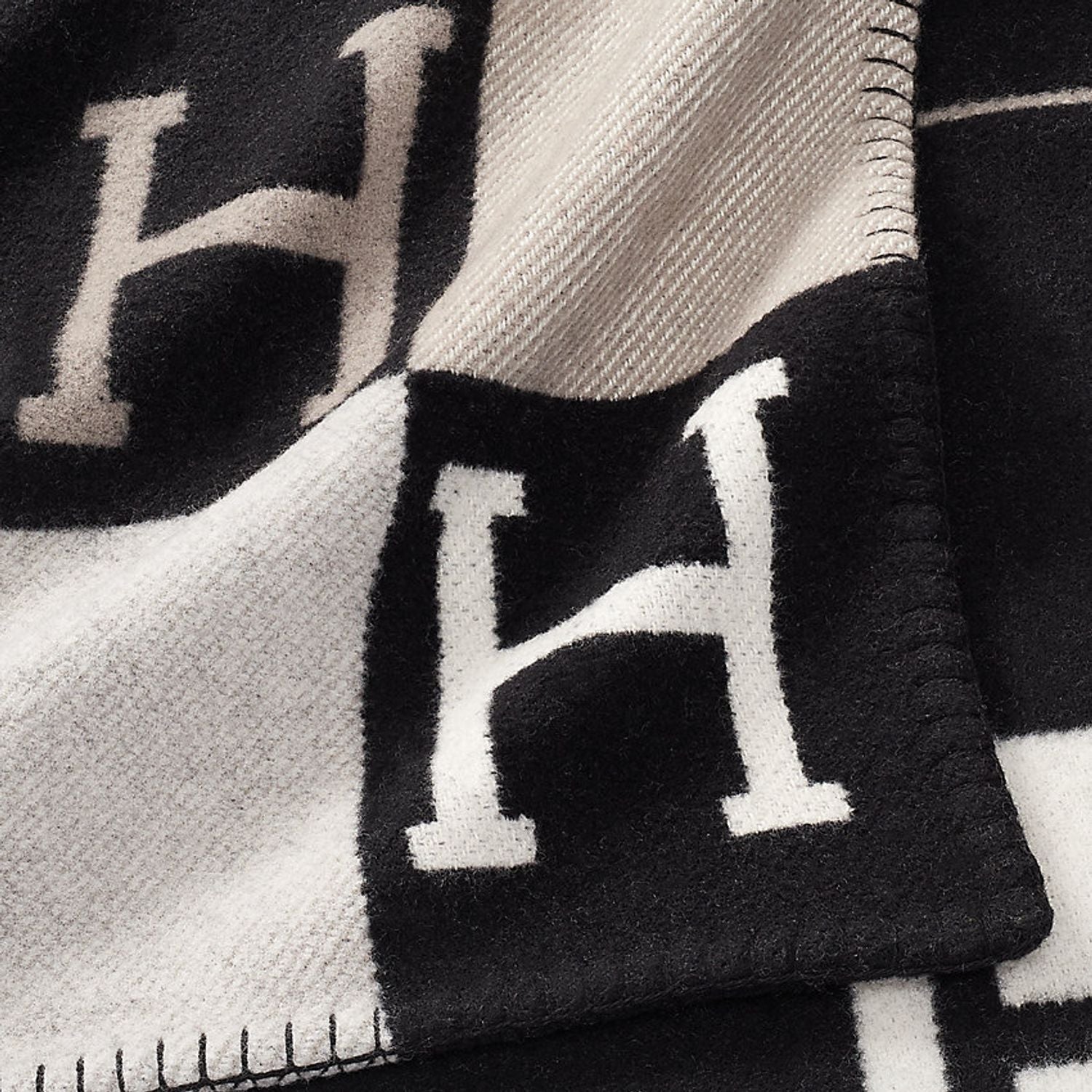 Luxe Wool-Cashmere Blanket – Elegant Warmth and Comfort