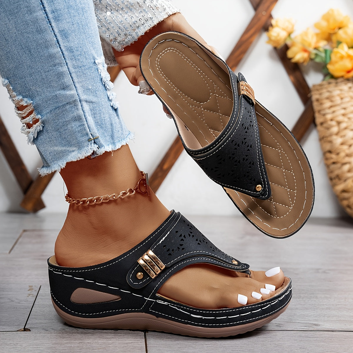Fashion-Conscious Women's Flip-Flops – With Low Heel and Open Toe