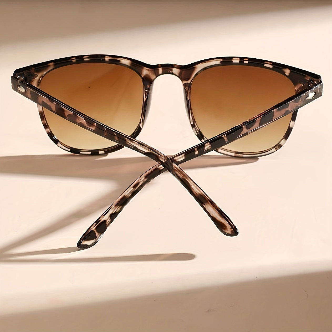 Trendy Retro Sunglasses for Men and Women – Tortoiseshell Design for Beach and Vacations