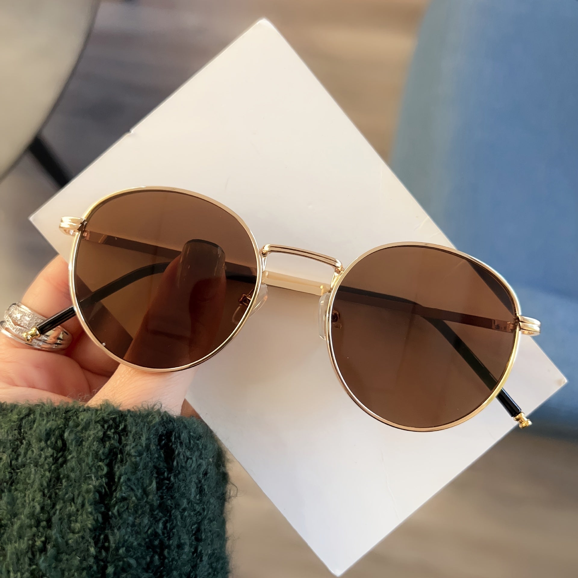 Vintage Round Sunglasses for Women – Retro Design with Metal and Plastic for Any Occasion