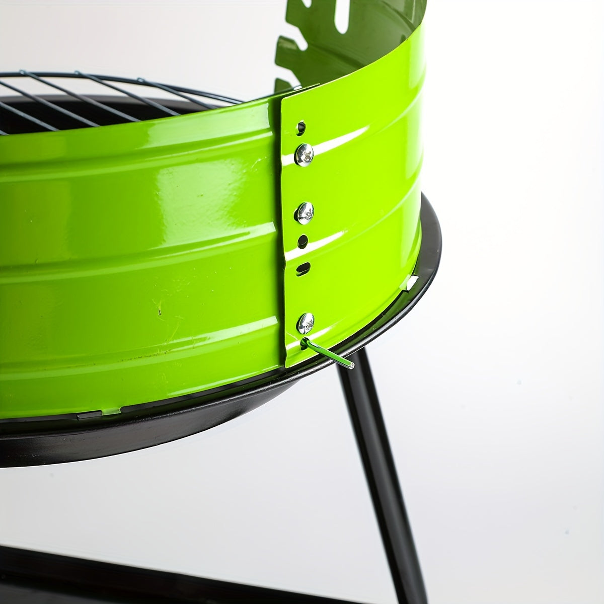 Portable Metal Outdoor Barbecue – Disassemblable, Lightweight, and Perfect for Camping or Garden