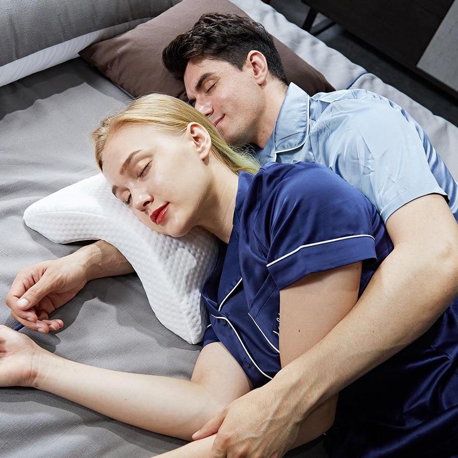 Ergonomic Neck Support Pillow Made of Polyester Fiber – Comfort & Support for Sleep or Rest