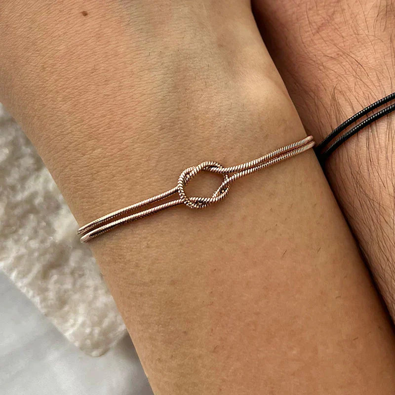 Elegant Knot Bracelet – Subtle and Refined