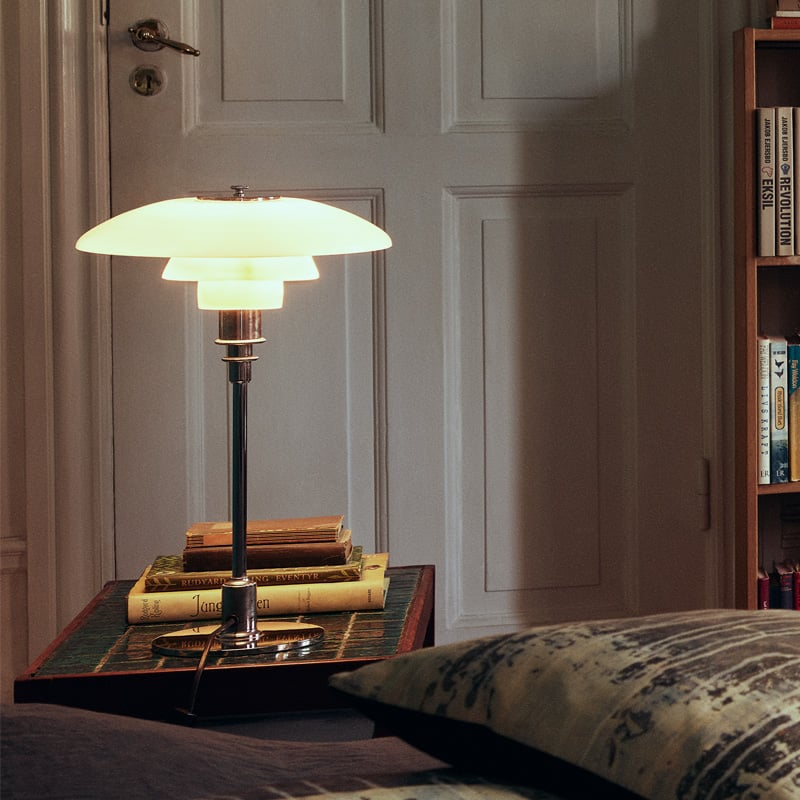 Design Table Lamp with Glass Shade – Atmospheric Light and Minimalist Elegance