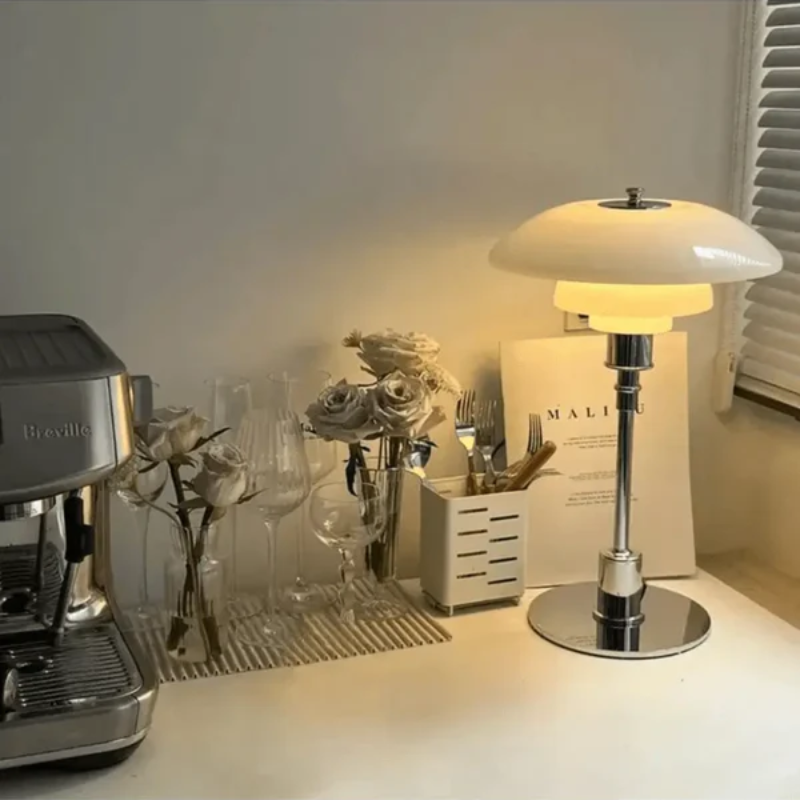 Design Table Lamp with Glass Shade – Atmospheric Light and Minimalist Elegance