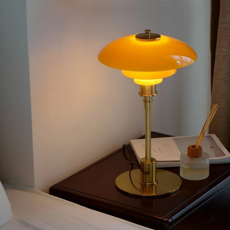 Design Table Lamp with Glass Shade – Atmospheric Light and Minimalist Elegance