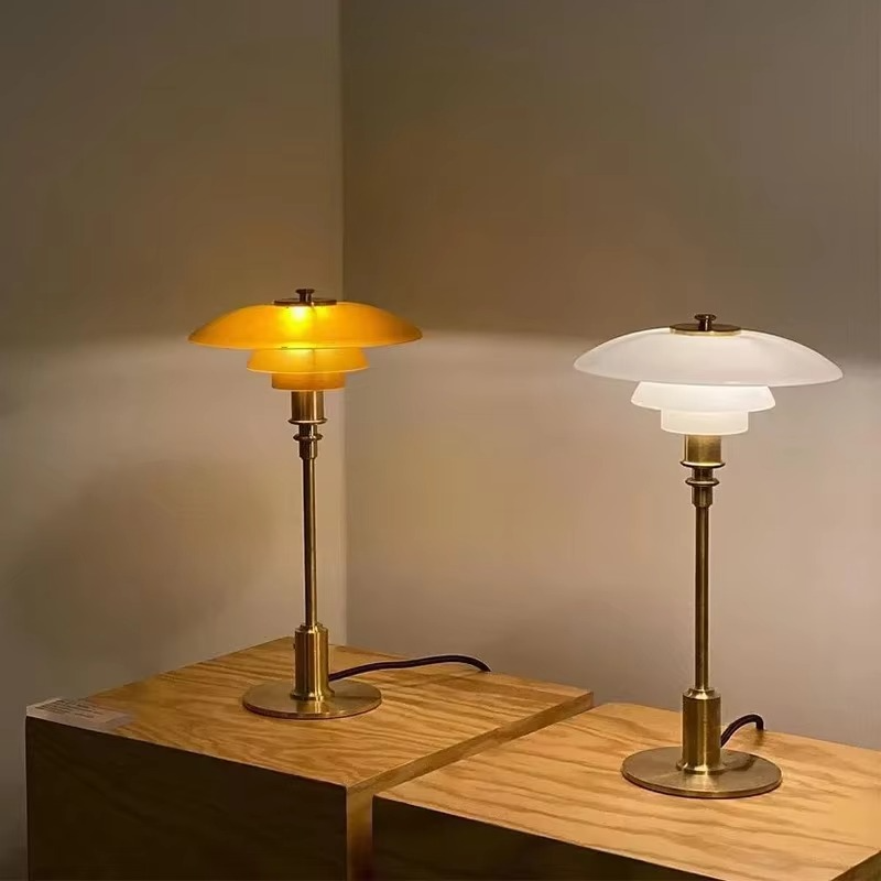 Design Table Lamp with Glass Shade – Atmospheric Light and Minimalist Elegance