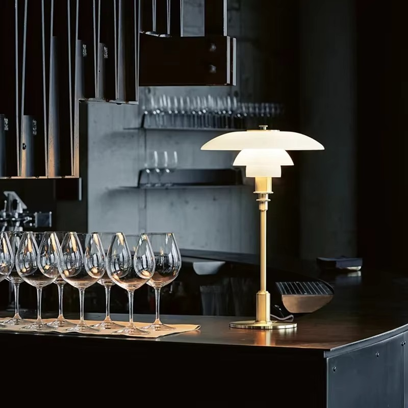 Design Table Lamp with Glass Shade – Atmospheric Light and Minimalist Elegance