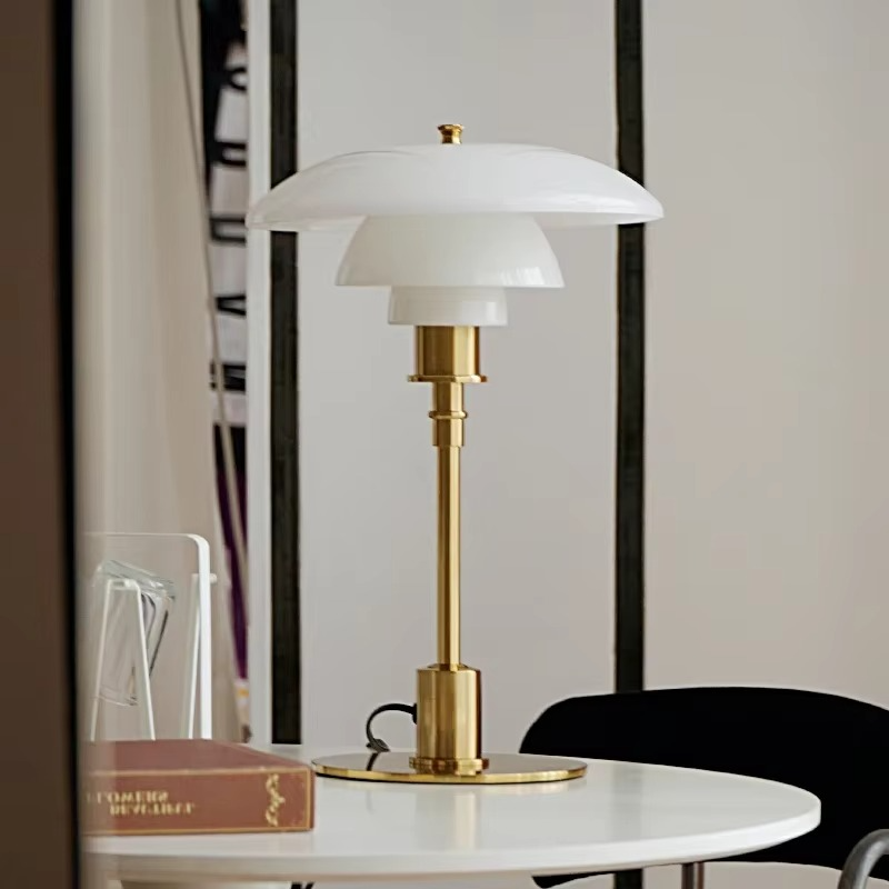 Design Table Lamp with Glass Shade – Atmospheric Light and Minimalist Elegance