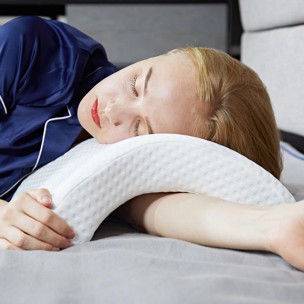 Ergonomic Neck Support Pillow Made of Polyester Fiber – Comfort & Support for Sleep or Rest