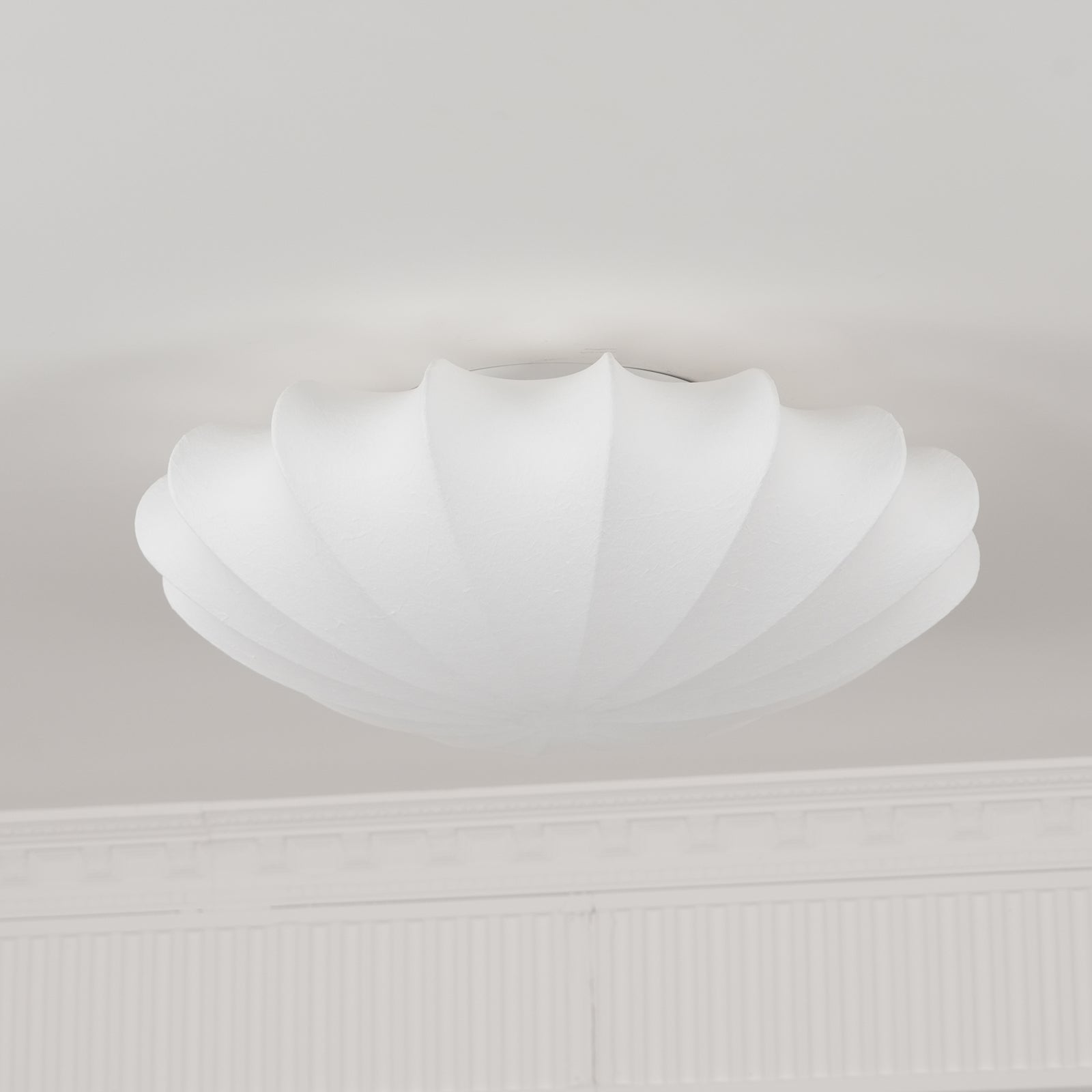 Shell-Shaped Ceiling Light – Modern and Atmospheric Home Accessory