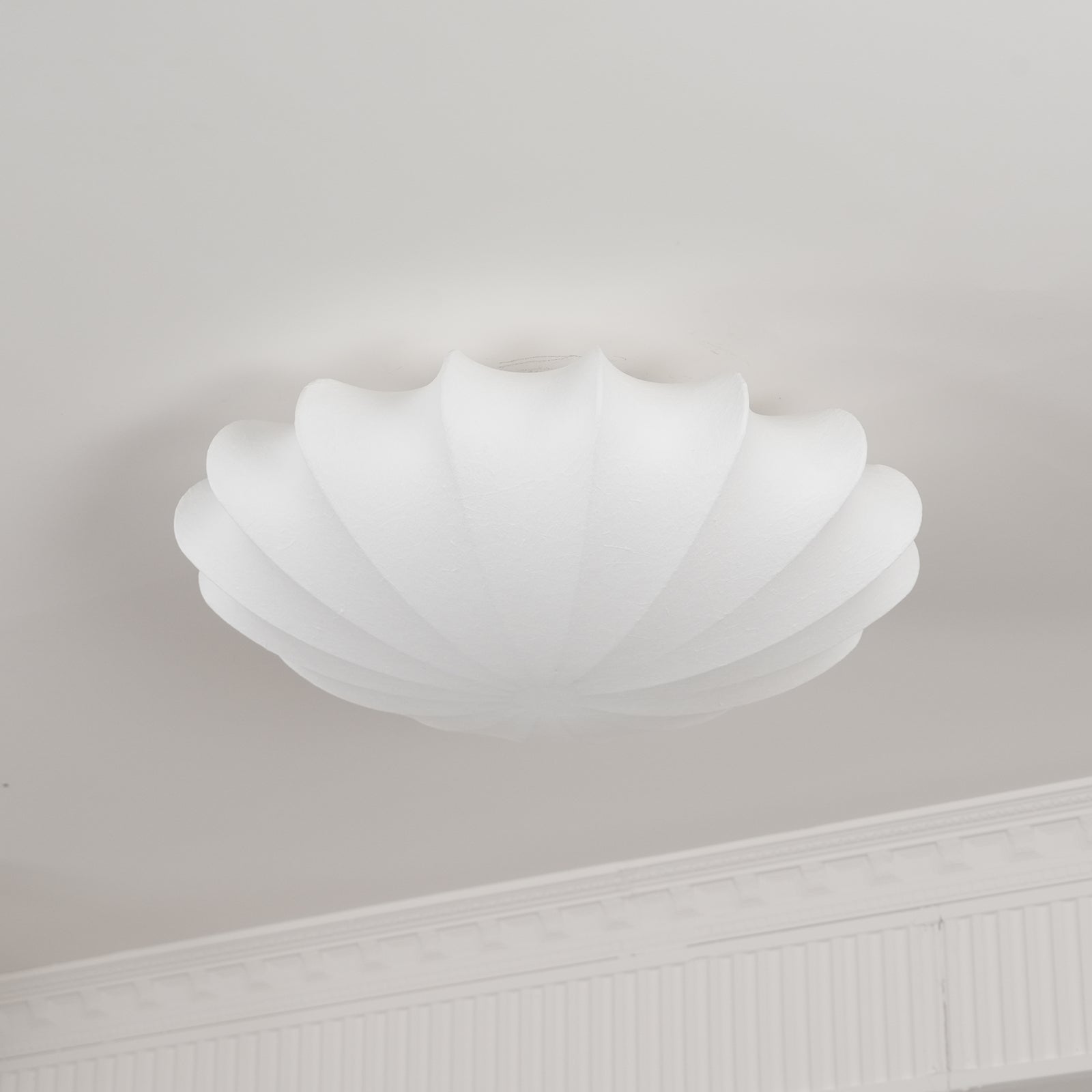 Shell-Shaped Ceiling Light – Modern and Atmospheric Home Accessory