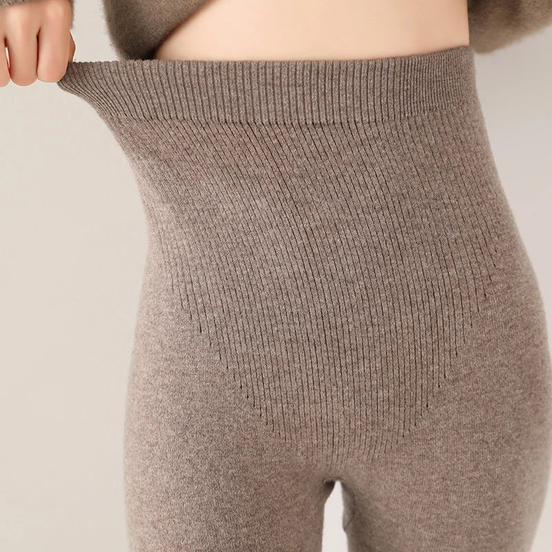Knitted Cashmere Leggings with High Waist – Fine Knit Ladies' Leggings in Neutral Shade