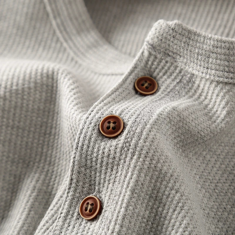 Minimalist Henley with Waffle Structure – Breathable, Comfortable and Smart