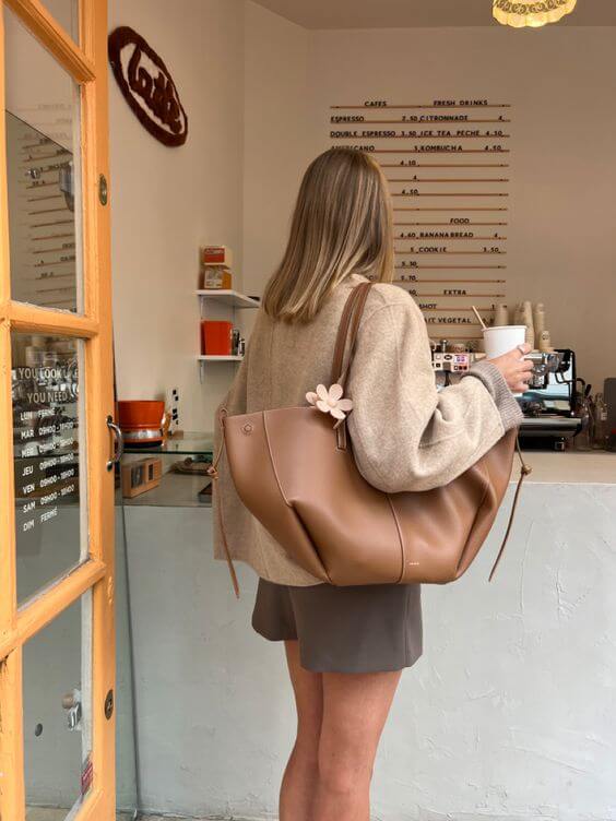 Elegance Tote – Luxe Women's Handbag with Ample Storage Options