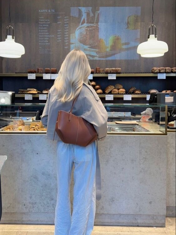 Elegance Tote – Luxe Women's Handbag with Ample Storage Options