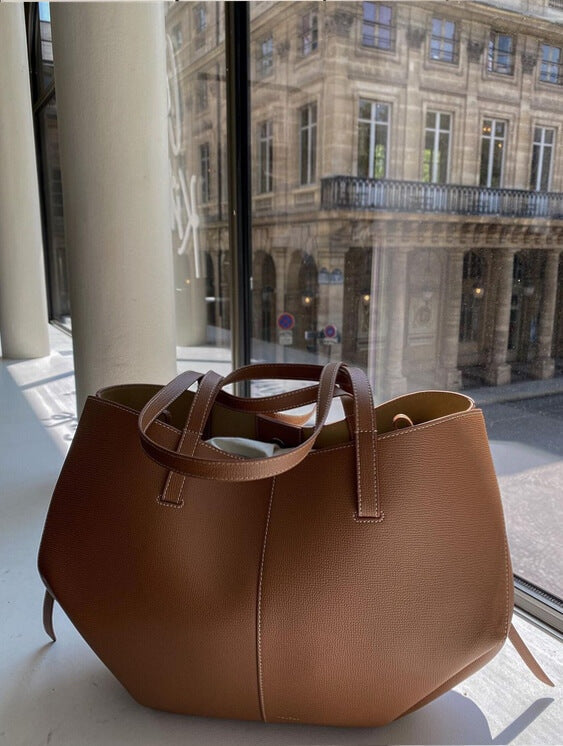 Elegance Tote – Luxe Women's Handbag with Ample Storage Options