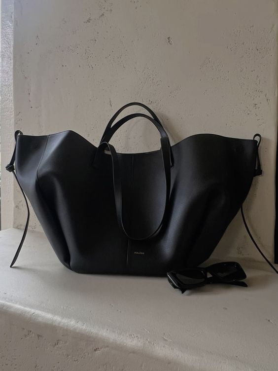 Elegance Tote – Luxe Women's Handbag with Ample Storage Options