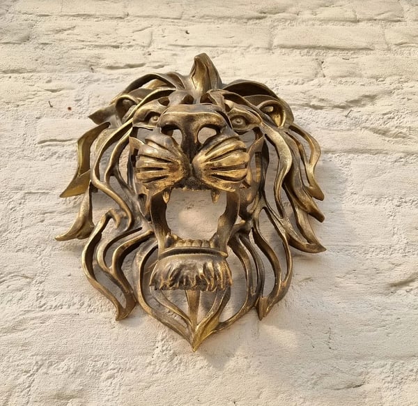 Metal Lion Head Wall Decoration - Elegant and Strong