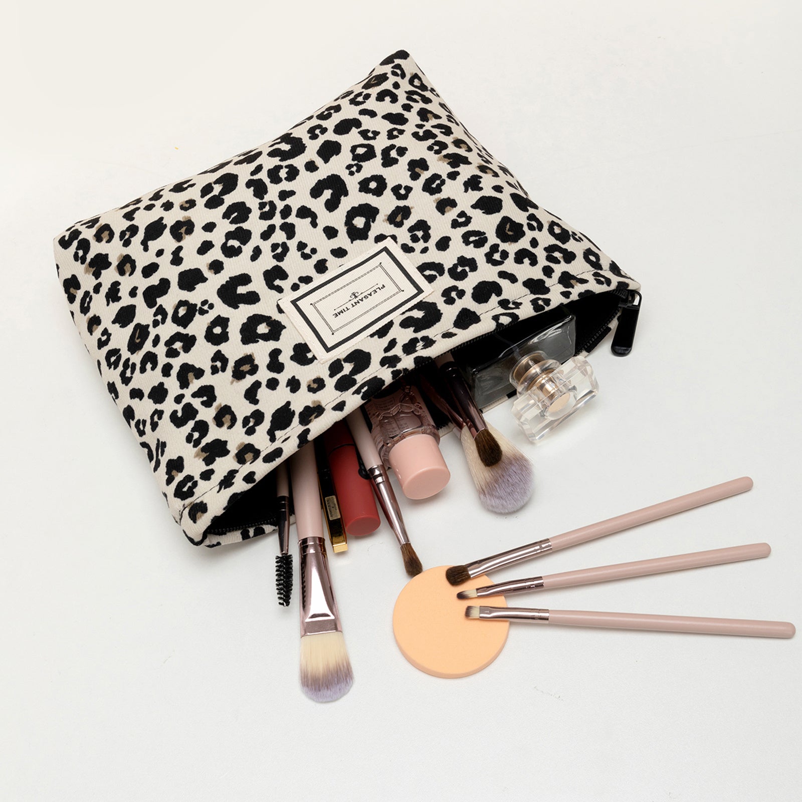 Chic Leopard Makeup Bag – Compact and Functional