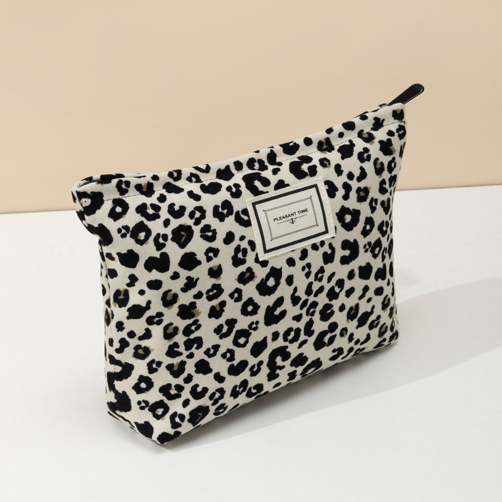 Chic Leopard Makeup Bag – Compact and Functional