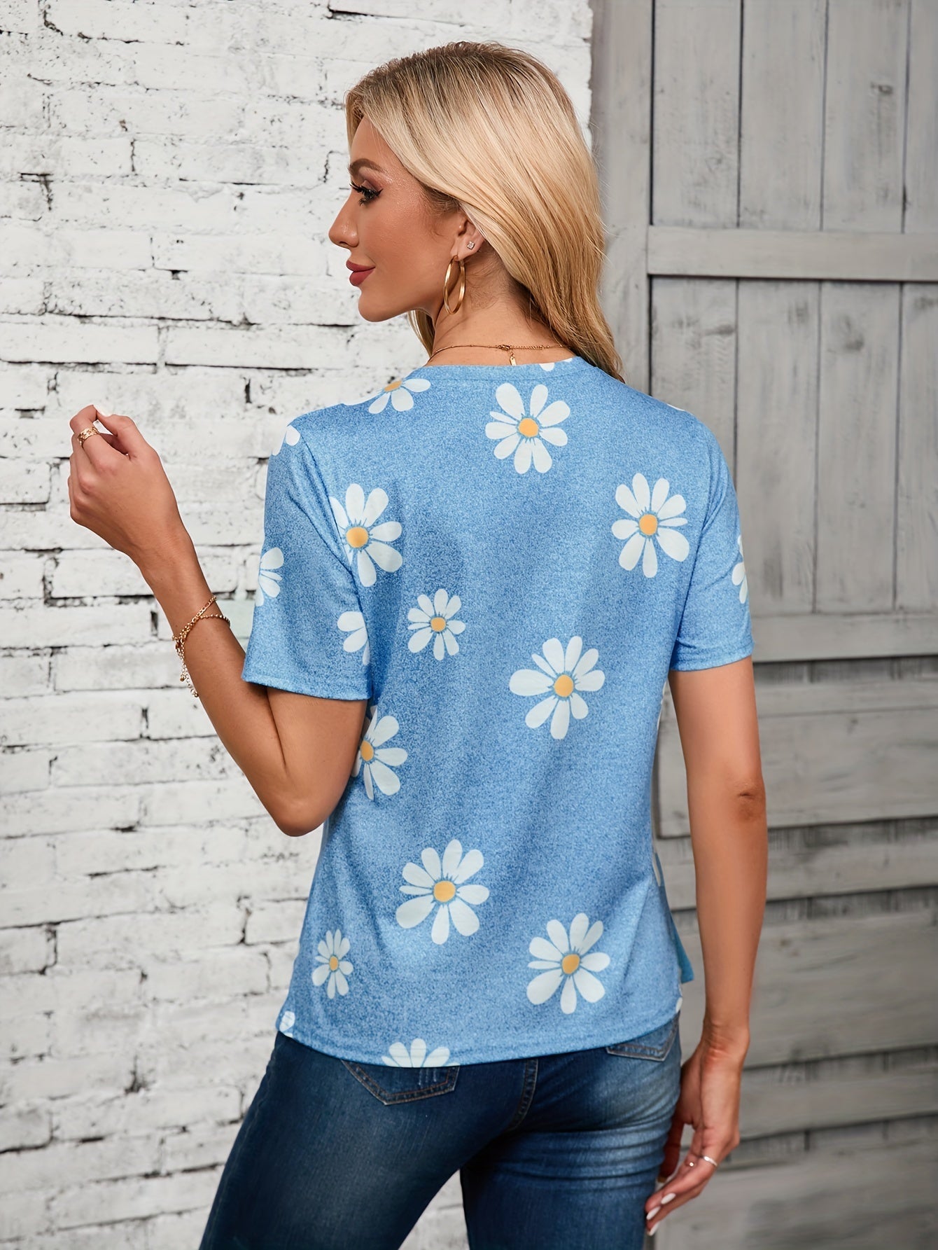 Daisy Floral Print Crewneck T-Shirt – Casual and Breathable for Spring and Summer