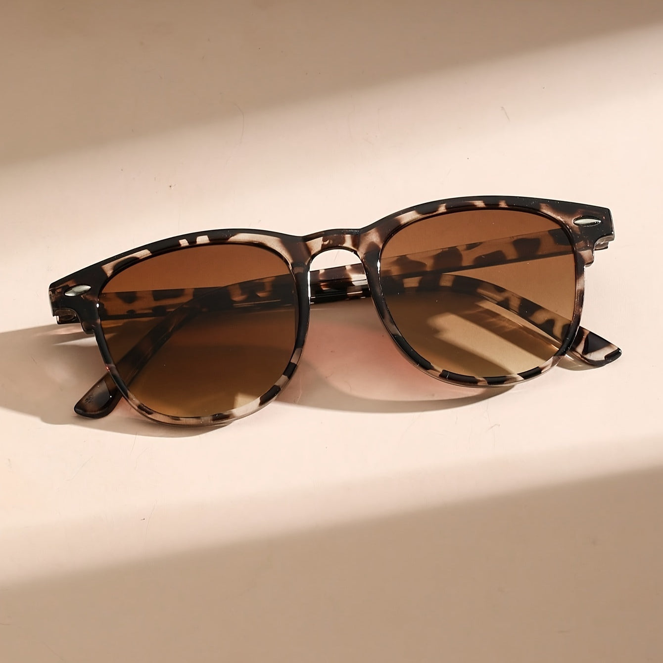 Trendy Retro Sunglasses for Men and Women – Tortoiseshell Design for Beach and Vacations