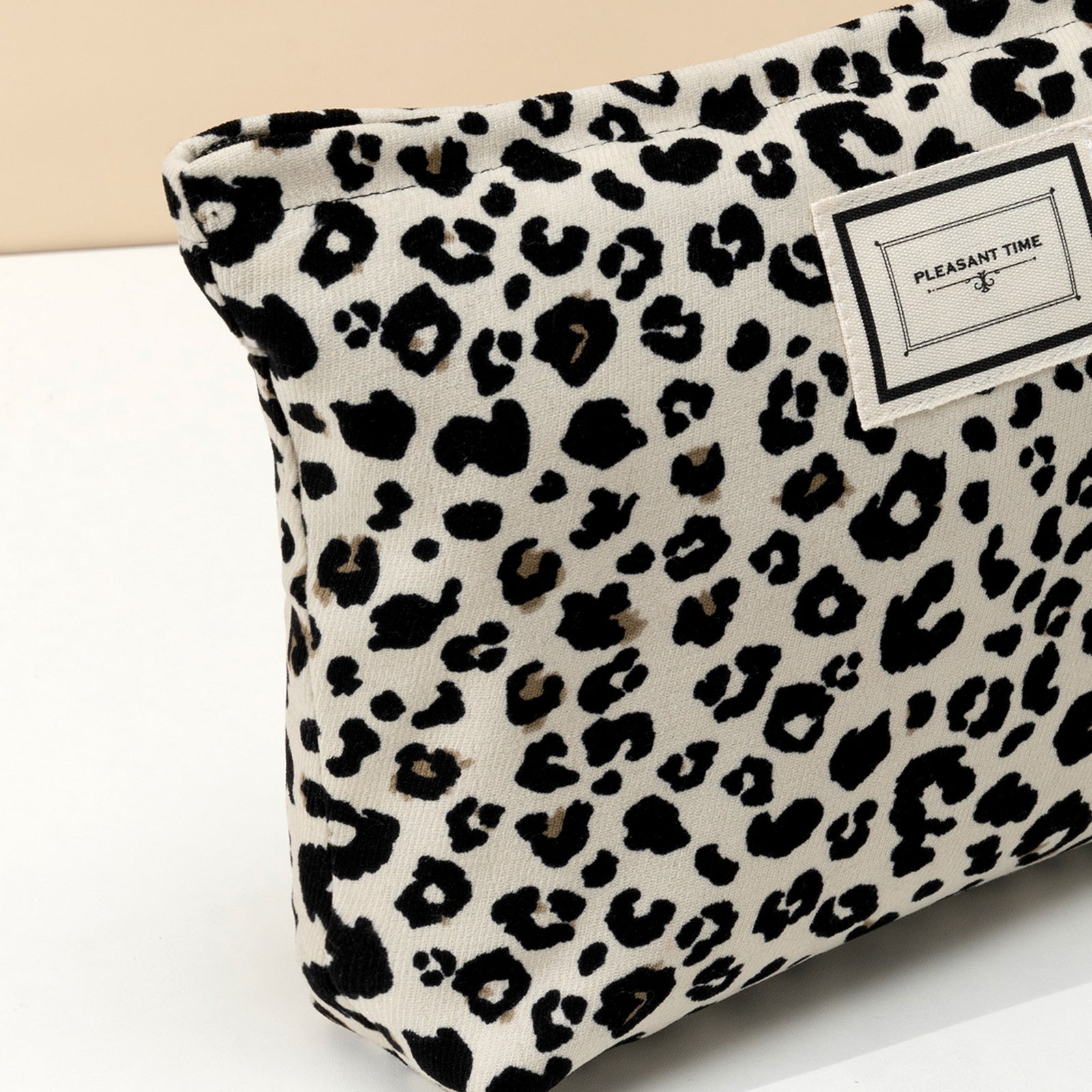 Chic Leopard Makeup Bag – Compact and Functional