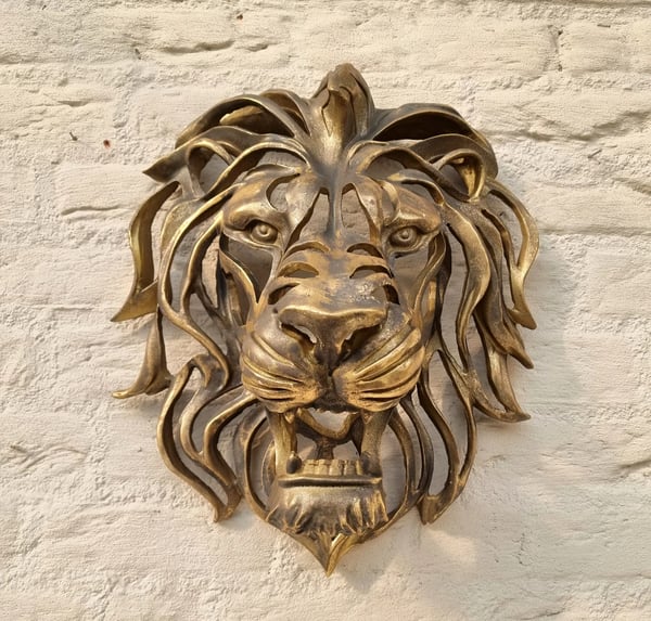 Metal Lion Head Wall Decoration - Elegant and Strong