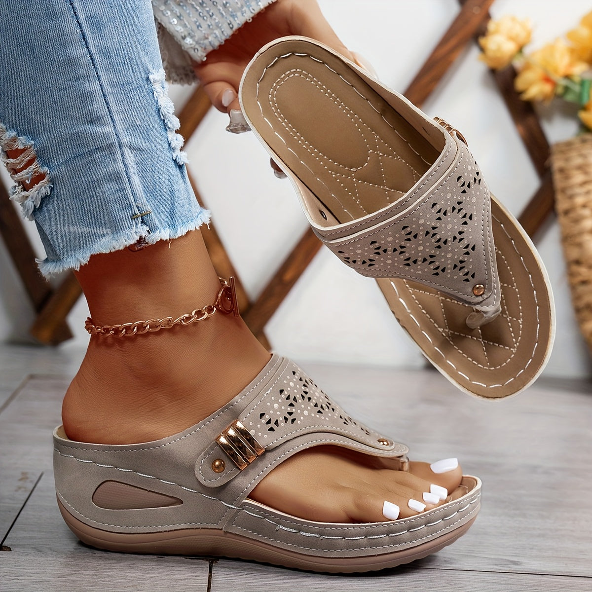 Fashion-Conscious Women's Flip-Flops – With Low Heel and Open Toe